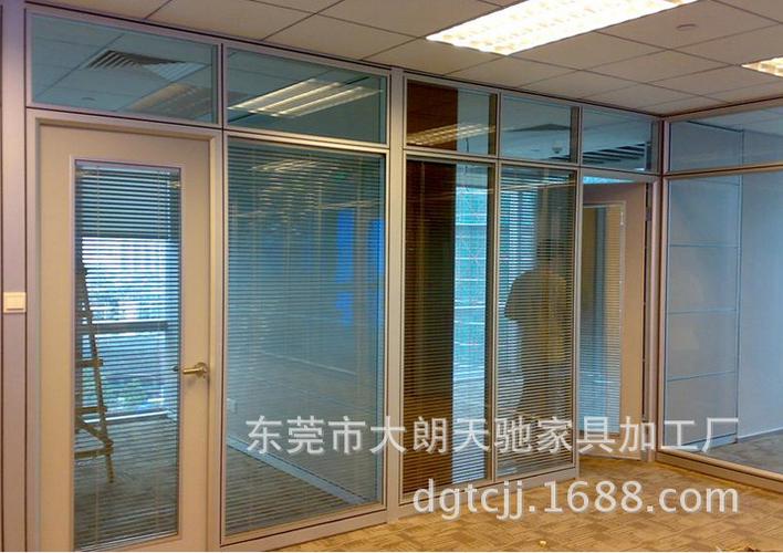 东莞办公家具源头工厂 专注高隔断、定制衣柜与五金配套的一站式采购方案